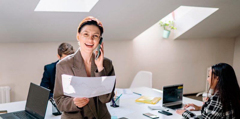 Mujer de negocios contactando por teléfono con Zafracom